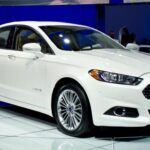 El Ford Fusion Hybrid es otra opción híbrida destacada que mantiene un alto valor de reventa. Su estilo elegante, confort y eficiencia lo convierten en una opción práctica para familias y viajeros frecuentes. Los modelos 2019 y posteriores incluyen el sistema Ford Co-Pilot360, que ofrece características de seguridad avanzadas y aumenta el atractivo del Fusion en el mercado de segunda mano. La reputación de fiabilidad de Ford, junto con el creciente interés por los híbridos, asegura que el Fusion Hybrid siga siendo una opción valiosa en el mercado de reventa.