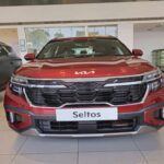 El Kia Seltos 2025 también ha visto una rebaja de 1,361 dólares, lo que reduce su precio de 34,030 dólares a 32,669 dólares. Este crossover compacto sigue siendo una excelente opción para quienes buscan un SUV moderno con un diseño atractivo y características de seguridad avanzadas. Con un sistema de infoentretenimiento fácil de usar y una buena visibilidad, el Seltos es ideal para conductores que buscan un vehículo urbano que ofrezca estilo y funcionalidad sin necesidad de un modelo más grande y costoso.