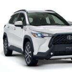 El Toyota Corolla Cross Hybrid se lleva la corona como el SUV más eficiente de esta lista, con un impresionante 41 MPG en general y un increíble 47 MPG en carretera. Este modelo no solo destaca por su eficiencia de combustible, sino también por su rendimiento mejorado en comparación con la versión de gasolina, siendo más potente, más silencioso y más refinado. Con un precio inicial de alrededor de 30,000 dólares, el Corolla Cross Hybrid es uno de los SUV más asequibles de esta lista, ofreciendo una excelente relación calidad-precio sin sacrificar características esenciales como tracción en las cuatro ruedas.
