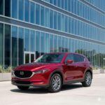 El Mazda CX-5 es un SUV que ha ganado la lealtad de sus propietarios gracias a su fiabilidad constante. Con un precio base de aproximadamente 28,000 dólares, el CX-5 ofrece un motor turboalimentado sorprendentemente ágil, pero lo que realmente destaca es su bajo costo de mantenimiento. Los dueños del CX-5 suelen afirmar que 