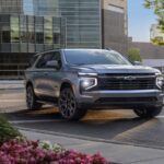 El Chevrolet Tahoe 2025, también equipado con el motor V8 de 6.2L, ha sido afectado por los mismos defectos mecánicos que los otros modelos de GM mencionados. Al igual que el Suburban, la Silverado y la Sierra, el Tahoe ha sufrido de fallos en las bielas y el cigüeñal, lo que ha resultado en fallos repentinos del motor y retiradas masivas.

El retiro de GM afectó a aproximadamente 721,000 vehículos, y muchos propietarios han informado de la falla completa del motor a baja milla, lo que genera un riesgo significativo para los conductores. En resumen, el Tahoe 2025 no cumple con las expectativas de fiabilidad y durabilidad que los consumidores esperan de una camioneta de tamaño completo.