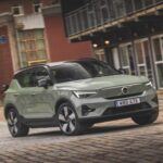 El Volvo XC40 2026, con un precio de $39,900, es una opción destacada en el segmento de SUV compactos de lujo accesibles. Su diseño escandinavo minimalista le da una apariencia sofisticada, mientras que el interior utiliza materiales reciclados y detalles metálicos que combinan sostenibilidad con lujo. El XC40 es uno de los SUV más silenciosos de su segmento, y su manejo es plantado y estable, ideal para largos viajes.

Volvo también ha integrado tecnología de seguridad de primera clase y su sistema de infoentretenimiento basado en Google facilita la navegación y el uso de aplicaciones. Con motores híbridos ligeros y una excelente eficiencia de combustible, el XC40 ofrece un rendimiento y lujo que compiten con vehículos mucho más caros.