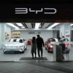 La gigante china BYD es uno de los jugadores más importantes en la industria de vehículos eléctricos a nivel mundial. Aunque en su mayoría se ha centrado en el mercado asiático, la empresa ha comenzado a expandir su presencia internacional, tanto en vehículos de pasajeros como en camiones eléctricos y autobuses eléctricos. BYD es uno de los mayores fabricantes de vehículos eléctricos del mundo, y su creciente participación en el desarrollo de camiones eléctricos es solo una cuestión de tiempo antes de que la marca se establezca firmemente en mercados globales, incluyendo América y Europa.