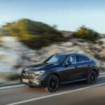 Mercedes-Benz, conocida por su lujo y sofisticación, ha tenido ciertos problemas con la calidad inicial en sus modelos más recientes. A pesar de la tecnología de vanguardia incorporada en sus vehículos, los propietarios han informado sobre una serie de problemas mecánicos y fallos en los sistemas de infoentretenimiento. Estos inconvenientes incluyen desde pequeñas fallas electrónicas hasta fallos más graves en componentes cruciales del motor.

La presión por ofrecer modelos cada vez más avanzados con múltiples características tecnológicas parece haber creado más oportunidades para que surjan problemas, lo que ha afectado la fiabilidad global de la marca. Aunque Mercedes-Benz sigue siendo una marca de lujo altamente valorada, la fiabilidad parece no estar a la altura de las expectativas de muchos de sus propietarios.