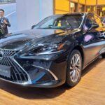 Para quienes buscan lujo sin sacrificar eficiencia, el Lexus ES 300h 2025 es una de las mejores opciones. Este sedán de lujo híbrido ofrece un motor de 2.5 litros que logra un consumo combinado de hasta 44 mpg, un rendimiento sobresaliente para un vehículo de su categoría. Además de su eficiencia, el ES 300h mantiene el confort y la calidad que caracteriza a la marca Lexus, con materiales de alta gama y un sistema de infoentretenimiento intuitivo.

La experiencia de conducción del Lexus ES 300h es suave y refinada, ideal para quienes realizan trayectos largos o disfrutan de la conducción urbana. Su estabilidad y confort hacen de este modelo una excelente opción para quienes buscan una mezcla de lujo y sostenibilidad.
