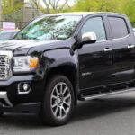 La GMC Canyon es muy similar a la Chevrolet Colorado, pero con un toque más lujoso y de mayor confort. Al igual que la Colorado, la Canyon pertenece a la segunda generación (2015-2022) y comparte la misma funcionalidad, pero con una interior más elegante y detalles de mayor calidad. La diferencia de precio entre ambos modelos nuevos es considerable, pero en el mercado de usados, la Canyon se presenta como una opción tentadora si buscas una camioneta que combine estilo y practicidad.