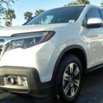 La Honda Ridgeline es una camioneta poco convencional que lucha por encontrar su lugar entre los compradores de camionetas tradicionales. Su construcción monocasco y su manejo similar al de un coche la hacen atractiva para algunos, pero alejan a aquellos que buscan la rugosidad y capacidad de remolque típicas de las camionetas tradicionales de chasis. A pesar de contar con características innovadoras como el compartimiento de carga en la caja, la Ridgeline no ha logrado conquistar a los compradores que priorizan el rendimiento todoterreno y las capacidades de trabajo pesado, áreas donde la Ridgeline no puede competir.