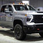 La Chevrolet Silverado 2500 HD ofrece una capacidad de remolque de hasta 20,000 libras, junto con opciones de motores a gasolina y diésel. Con un diseño robusto y una buena apariencia, esta camioneta está hecha para el trabajo duro. Sin embargo, al igual que otras camionetas de su clase, la depreciación es un problema. Después de cinco años, pierde aproximadamente el 41% de su valor, lo que hace que no sea tan rentable en el largo plazo como algunas de sus competidoras.