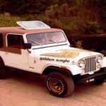 El Jeep CJ-7 es considerado uno de los vehículos más emblemáticos de la marca Jeep. Su diseño ágil y su capacidad para adaptarse a terrenos difíciles lo convirtieron en un favorito entre los conductores de vehículos todoterreno. Aunque el CJ-7 fue reemplazado por el YJ y luego por el TJ, sigue siendo un modelo muy buscado por coleccionistas debido a su diseño clásico y la facilidad de modificación. El modelo Golden Eagle de 1977-80, con motor AMC 304 V8, es particularmente deseado. Con un valor promedio de 38.339 dólares, ha aumentado un 12% en su valor en 2025, consolidándose como uno de los clásicos más codiciados.
