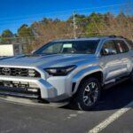 El Toyota 4Runner es un SUV todoterreno que ha logrado una verdadera leyenda en el mundo off-road. Con su capacidad para adaptarse a diferentes terrenos, desde caminos de tierra hasta nevadas carreteras de montaña, el 4Runner es conocido por su durabilidad en condiciones difíciles. Los propietarios de este modelo tienden a mantenerlo durante muchos años, ya que su fiabilidad y la calidad de su ingeniería lo hacen casi indestructible. Es un vehículo que sigue funcionando sin problemas, incluso después de años de uso intensivo.