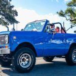 El International Harvester Scout Terra es un modelo que combina la utilidad de una camioneta con un espíritu aventurero inigualable. Con un diseño de media cabina y un techo removible, la Scout Terra podía convertirse en una camioneta de trabajo durante la semana y en un vehículo ideal para aventuras off-road durante el fin de semana. Su construcción robusta, con ejes duraderos y tracción a las cuatro ruedas, le daba una resistencia excepcional que la hacía capaz de enfrentarse a terrenos difíciles. Aunque su producción fue breve, su legado como una pickup confiable y rugged sigue vivo hoy en día, siendo recordada por su capacidad y fiabilidad.