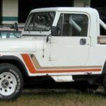 El Jeep J-Series representa el momento en que Jeep se aventuró en el mundo de las camionetas pickup, sin perder sus capacidades todoterreno. A pesar de que los camiones Jeep no son tan conocidos como los SUV de la marca, el J-Series fue un modelo fundamental en la historia de Jeep. Con una potente motorización y un sistema de tracción a las cuatro ruedas, el J-Series era ideal tanto para el trabajo como para las aventuras fuera de carretera. Su producción, que se extendió entre 1971 y 1988, lo hizo muy popular entre los conductores que necesitaban un vehículo de carga robusto sin sacrificar las capacidades off-road.