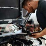 Haz que un mecánico de confianza revise el coche antes de comprarlo
Aunque el vendedor te asegure que el coche está en perfecto estado, es fundamental llevarlo a un mecánico de confianza para una inspección exhaustiva antes de comprarlo. Los coches usados pueden tener problemas que no se notan a simple vista, como suspensión desgastada, fugas de aceite, fallos electrónicos o incluso daños en el chasis. Esta inspección, que suele costar entre 100 y 200 euros, no solo te proporcionará tranquilidad, sino que también será una herramienta de negociación poderosa. Si el vendedor se niega a permitir una inspección o pone excusas, eso debería ser una señal de alarma.