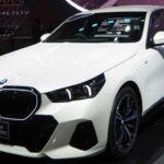 Depreciación: 64-65% en 5 años
Los híbridos, aunque prometen eficiencia y menores emisiones, también sufren una depreciación rápida. El BMW 5 Series híbrido, aunque es un coche de lujo con opciones ecológicas, no ha logrado mantener su valor a largo plazo. A pesar de sus avances tecnológicos, los híbridos pierden atractivo a medida que los coches eléctricos puros ganan terreno en el mercado. Con una depreciación entre 64% y 65% en cinco años, este modelo es uno de los peores en cuanto a valor de reventa, especialmente cuando se compara con sus homólogos de gasolina.