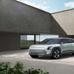 El futuro de los SUV eléctricos asequibles

El Kia EV3 2025 es uno de los modelos eléctricos más esperados del año, y no solo por su diseño futurista, sino por las innovaciones que incorpora. Este SUV compacto eléctrico tiene un estilo audaz y aerodinámico, con líneas angulosas y una barra de luces LED distintiva que lo hace fácilmente reconocible. Con una gran autonomía y capacidades de carga rápida, el EV3 está diseñado para aquellos que buscan un vehículo eléctrico accesible y divertido de conducir. El interior es espacioso y tecnológicamente avanzado, con materiales premium y un sistema de infoentretenimiento de última generación. Kia sigue demostrando su compromiso con la sostenibilidad y la innovación, ofreciendo un coche eléctrico que es tan práctico como emocionante.
