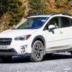 Precio promedio: $14,690
El Subaru Crosstrek 2016 es una excelente opción si buscas un SUV pequeño con tracción total y capacidad off-road. Con una distancia al suelo de 8.7 pulgadas, el Crosstrek es ideal para aquellos que necesitan un vehículo versátil tanto para la ciudad como para terrenos más difíciles. Además, con una calificación de seguridad impresionante de 9 de 10 por iSeeCars, este modelo es perfecto para familias que buscan un vehículo fiable, económico y seguro. Su precio de alrededor de $14,690 lo convierte en una excelente oferta.