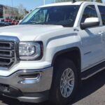 La GMC Sierra 1500 2023 es una camioneta que combina capacidad de trabajo con lujo refinado. Disponible con varias motorizaciones, incluyendo un potente V8 de 6.2 litros, la Sierra 1500 ofrece una capacidad de remolque impresionante y una conducción cómoda, ideal tanto para viajes familiares como para cargar herramientas o equipos pesados. El interior es espacioso y elegante, con materiales de primera calidad y un sistema de infoentretenimiento avanzado. Además, el portón trasero MultiPro y la cámara de visión trasera de alta definición mejoran la funcionalidad, haciendo que la Sierra 1500 sea perfecta tanto para el trabajo como para disfrutar de la carretera en familia.