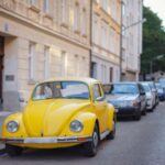 El Volkswagen Beetle es uno de los coches más icónicos jamás fabricados. Con su diseño redondeado y su carácter único, se convirtió rápidamente en un símbolo de la cultura automotriz global. Originalmente producido en la década de 1930, el Beetle alcanzó su mayor popularidad en los años 60 y 70, siendo un coche asequible y de ingeniería sencilla que conquistó a millones. Aunque la producción del Beetle terminó, su legado sigue vivo, e incluso se lanzó una versión moderna para resucitar su encanto nostálgico. Pocos coches tienen una identidad tan fuerte y una conexión emocional con tantas generaciones como el Beetle.