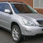 El Lexus RX 350, especialmente en los modelos de 2007 y 2008, es otro vehículo que ha ganado fama por su durabilidad y lujo. Este SUV combina un rendimiento confiable con una experiencia de conducción suave y cómoda, lo que lo convierte en una opción excelente para quienes buscan un vehículo duradero sin sacrificar el confort.

Lexus es conocida por su atención al detalle y la calidad de sus vehículos, y el RX 350 no es una excepción. Con el mantenimiento adecuado, este SUV puede fácilmente superar las 300,000 millas, manteniendo su rendimiento de primera clase durante toda su vida útil. Su mezcla de lujo y fiabilidad hace que sea una opción atractiva para quienes buscan un SUV premium que dure muchos años.