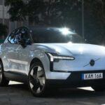 Costos promedio de mantenimiento a 10 años: $6,863

El Volvo EX30 es uno de los SUV eléctricos más asequibles del mercado de lujo. A pesar de ser un modelo subcompacto, ofrece una experiencia de conducción equilibrada, un sistema de doble motor potente y características de lujo sin un precio excesivo. Este SUV pequeño es ideal para quienes buscan un vehículo eléctrico con un bajo coste de mantenimiento y un alto nivel de fiabilidad.

Volvo ha logrado mantener los costes de mantenimiento del EX30 significativamente más bajos que el promedio de SUV de lujo, lo que lo convierte en una opción muy atractiva para quienes buscan lujo y economía en un solo paquete.