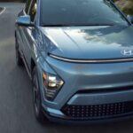 Autonomía máxima por carga: 253 millas
El Kia Niro EV es una opción asequible para quienes buscan un SUV eléctrico compacto de tamaño pequeño con una autonomía decente. Con una autonomía máxima de 253 millas y un precio inicial de $40,995, el Niro EV es una excelente opción para quienes necesitan un vehículo eléctrico para viajes urbanos y de corta distancia.

Aunque la autonomía es inferior a la de otros modelos en esta lista, el Niro EV ofrece un interior espacioso y una buena cantidad de características tecnológicas, lo que lo convierte en una opción popular para las familias que buscan un SUV eléctrico práctico. Además, es un modelo ideal para aquellos que no hacen viajes largos con frecuencia.