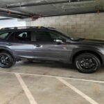 El Subaru Outback es la opción perfecta para jubilados aventureros que desean explorar más allá de las rutas principales. Con tracción total de serie, es un SUV que puede manejar caminos difíciles, lo que lo convierte en el compañero ideal para quienes buscan un coche versátil que pueda hacer frente a cualquier tipo de terreno o clima. Además de su gran capacidad de carga, el Outback cuenta con asientos cómodos y un interior espacioso, ofreciendo una excelente visibilidad gracias a su altura. La conducción es estable y suave, lo que lo convierte en un coche ideal para recorrer largos trayectos y explorar nuevos destinos. Su fiabilidad y durabilidad lo convierten en una opción confiable para los viajes de larga distancia.