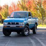 La Nissan Hardbody se destacó por su mezcla de eficiencia compacta y resistencia imbatible. Su cama de doble pared, los estrechos espacios entre paneles y la sólida construcción le daban una durabilidad típica de camionetas mucho más grandes. Esta camioneta fue una opción popular entre las flotas de pequeñas empresas y los vehículos de off-road, destacándose por su capacidad de superar la competencia. Con motores eficientes en combustible y un sistema de suspensión diseñado para resistir el trato duro, la Hardbody fue un verdadero caballo de batalla que superó los 100,000 km sin apenas intervención, marcando una tradición de fiabilidad.