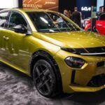 Lancia fue una marca mítica en el mundo de los rallys, famosa por modelos como el Lancia Stratos y el Delta Integrale. Hoy en día, la marca se encuentra casi exclusivamente en Italia, vendiendo el Ypsilon, un coche pequeño y elegante, muy apreciado por los italianos.

¿Por qué no están en EE. UU.?
Lancia no tiene planes de regresar a EE. UU. debido a que el mercado estadounidense ha cambiado significativamente. Los consumidores de hoy se inclinan más por crossovers y SUV que por coches pequeños y compactos, lo que hace que un relanzamiento de la marca sea muy difícil de justificar.