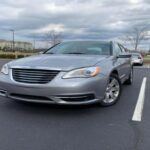 El Chrysler 200 2015 fue un intento de Chrysler de renovar su imagen, pero los mecánicos no se impresionaron con su rendimiento a largo plazo. A pesar de un diseño atractivo y una transmisión automática de 9 velocidades innovadora, esta transmisión resultó ser el talón de Aquiles del coche. A los 60.000 kilómetros, muchos propietarios comenzaron a experimentar problemas graves con la transmisión, lo que provocó un desgaste prematuro y costosas reparaciones. El Chrysler 200 nunca logró convertirse en el modelo fiable que Chrysler esperaba, y los mecánicos recomiendan evitarlo si buscas un coche que te dure muchos años.