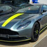 El Aston Martin DB11 es un grand tourer que combina un diseño impresionante con un rendimiento sobresaliente. Con opciones de motorización como el V8 y V12, este coche asegura que cada viaje sea una experiencia envolvente. El interior del DB11 ofrece un equilibrio entre elegancia y tecnología avanzada, con cuero de lujo y sistemas de infoentretenimiento de última generación. El DB11 es perfecto para jubilados que valoran un coche deportivo y refinado que se destaque en la carretera, con un estilo distintivo y unas capacidades dinámicas que hacen de cada viaje una experiencia memorable.
