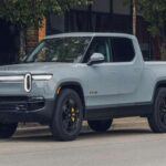 El Rivian R1T ha sido elogiado por su innovación como camioneta eléctrica, pero en 2025, todavía enfrenta problemas importantes de fiabilidad y calidad de construcción. Aunque la marca está ganando popularidad, las preocupaciones sobre la durabilidad y los fallos tempranos de algunos componentes siguen siendo una barrera para muchos compradores potenciales. Si bien el R1T tiene un gran potencial como vehículo eléctrico de aventura, los problemas de fiabilidad temprana lo hacen menos atractivo para aquellos que buscan una opción más estable en el mercado.