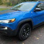 El Jeep Cherokee es conocido por su capacidad todoterreno, lo que lo hace sobresalir frente a otros SUVs compactos en cuanto a off-road. Su diseño interior es sencillo pero efectivo, con un sistema de infoentretenimiento bien dispuesto. Sin embargo, su enfoque todoterreno ha llevado a un consumo de combustible muy bajo en su categoría, lo que lo hace menos eficiente para los conductores urbanos. Además, su motor base no ofrece un rendimiento impresionante, aunque la opción del motor 2.0L mejora las cosas. Si bien el Cherokee es una opción sólida fuera de la carretera, su economía de combustible y la falta de potencia en su versión estándar son puntos débiles.