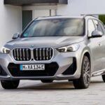 Precio: $42,800
El BMW X1 2026 es un SUV compacto que se ofrece como una opción asequible para aquellos que buscan el estilo y la calidad de BMW a un precio más accesible. Con un precio inicial de $42,800, el X1 es ideal para quienes buscan un SUV con buena relación calidad-precio. Aunque su depreciación puede ser significativa, con una estimación de $24,366 en los primeros 5 años, el X1 sigue siendo una de las mejores opciones dentro de los SUVs compactos, con un rendimiento dinámico y un interior de lujo. Su coste total de propiedad es de $59,745 en 5 años, lo que incluye un mantenimiento de $6,611.