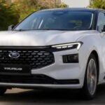 Aunque Ford no vende sedanes en Estados Unidos desde 2020, el Ford Taurus sigue siendo una opción popular en mercados internacionales, como el de Medio Oriente. Este modelo es una versión de lujo del Ford Mondeo, un sedán de tamaño medio que ofrece tanto variantes de gasolina como híbridas. Con un diseño elegante y características de alta gama, el Taurus es un sedán cómodo, eficiente y bien equipado, pero lamentablemente no está disponible en el mercado estadounidense. Su presencia en mercados internacionales demuestra la continua demanda de sedanes de lujo y la adaptabilidad de Ford a diferentes necesidades de los conductores de todo el mundo.
