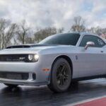 El Dodge Challenger 2023 es la culminación de un legado de muscle cars que combinan un estilo retro con tecnología moderna. Con opciones de motorización que van desde el motor Pentastar V6 de 305 caballos de fuerza, hasta el imponente Hemi V8 de 6.4 litros con 485 caballos de fuerza, el Challenger ofrece una potencia masiva sin comprometer su fiabilidad. Además, con un coste de mantenimiento anual de $650, es una opción bastante económica considerando su rendimiento. El Challenger 2023 sigue siendo uno de los muscle cars más potentes y fiables del mercado.