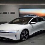 Lucid Motors ha llegado para desafiar a los gigantes eléctricos con su modelo Lucid Air. Este sedán de lujo, fabricado en Casa Grande, Arizona, es una apuesta fuerte por parte de la marca estadounidense que busca posicionarse como la alternativa a Tesla. Con una autonomía de más de 500 millas y un rendimiento excepcional, el Lucid Air está destinado a ser un referente en el sector de los sedanes eléctricos de lujo. Con un diseño minimalista y tecnología de vanguardia, el Lucid Air ha capturado la atención de los amantes de los coches eléctricos de alto rendimiento y lujo.