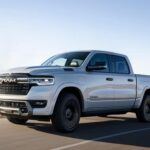 La Ram 1500 Rev 2026 es la respuesta de Ram al futuro de las camionetas eléctricas. Equipado con una batería grande y dos motores eléctricos que ofrecen una autonomía de 145 millas solo con energía eléctrica, el Rev promete una potencia total de 647 caballos de fuerza. Cuando la batería se agote, un motor V6 se encenderá para extender el alcance total a 690 millas. Además, este camión tiene una capacidad de remolque de 14,000 libras, lo que lo convierte en una opción ideal para quienes necesitan una camioneta capaz de realizar tareas pesadas, sin perder eficiencia. Si lo que buscas es una camioneta eléctrica con el poder de una tradicional, la Ram 1500 Rev será una de las más esperadas de 2026.