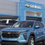 Chevrolet sigue siendo una de las marcas más queridas por los conductores gracias a su variedad de modelos que van desde camionetas como la Chevrolet Silverado hasta coches eléctricos como el Chevrolet Bolt EV. Si bien la marca enfrenta algunos desafíos en términos de fiabilidad (ocupando el puesto 25 en el ranking de Consumer Reports de 2025), muchos conductores aprecian la accesibilidad y el rendimiento de sus vehículos. Con un historial de modelos icónicos como el Chevrolet Corvette y el Camaro, la marca sigue siendo una opción confiable para aquellos que buscan vehículos prácticos, de alto rendimiento y con una buena relación calidad-precio. Además, Chevrolet está apostando fuerte por la electrificación, lo que la hace aún más atractiva para los conductores modernos.