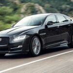 El Jaguar XJ es un sedán elegante, pero su falta de fiabilidad lo convierte en un auto que los jubilados deberían evitar. Los costos de mantenimiento, especialmente en motor y sistemas eléctricos, pueden ser elevados, y los modelos más antiguos tienden a necesitar reparaciones frecuentes.

Según CarEdge, los modelos Jaguar XJ pueden costar alrededor de 15,662 dólares en mantenimiento y reparaciones durante la primera década de propiedad, lo que está por encima del promedio de la industria. Además, hay un 44.9% de probabilidad de que ocurra una reparación importante en los primeros 10 años, lo que aumenta aún más los costos. A pesar de su belleza y elegancia, no es la opción más confiable para los jubilados que desean evitar problemas a largo plazo.