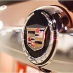 Cadillac es un nombre venerado como el buque insignia del lujo estadounidense, pero en los últimos años ha tenido dificultades para mantener esa imagen. Muchos de sus modelos no logran competir con la refinación, diseño y rendimiento de sus rivales alemanes. Los interiores a menudo incluyen plástico de baja calidad, lo que reduce la experiencia premium. La calidad de conducción también puede sentirse menos refinada de lo esperado, lo que resulta sorprendente dado el precio elevado. Aunque la marca ha intentado recuperar su identidad con nuevos modelos eléctricos y un estilo más moderno, Cadillac sigue sintiéndose atrapada entre su historia y las demandas del mercado de lujo actual. Los compradores podrían estar pagando más por el legado histórico de la marca que por la calidad de los autos de hoy en día.