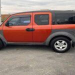 El Honda Element de 2003 es otro SUV con un diseño que no se puede ignorar, pero por las razones equivocadas. Con una forma extremadamente cuadrada, alta y utilitaria, el Element parecía más un juguete de Lego que un vehículo real. A pesar de su apariencia poco atractiva, este SUV era altamente funcional y extremadamente versátil, lo que le valió la lealtad de muchos conductores. Su capacidad de personalización, su espacio interior y la durabilidad lo convirtieron en un vehículo apreciado por los que priorizaban la practicidad sobre la estética. Aunque el diseño no era para todos, el Element demostró que la fealdad puede ser funcional.