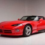 El Dodge Viper de primera generación es un símbolo de la potencia estadounidense, pero también es uno de los autos más difíciles de manejar de todos los tiempos. Con un motor V10 que produce 400 caballos de fuerza, el Viper tiene una velocidad impresionante, pero su diseño es tan espartano que carece de las ayudas electrónicas modernas que hacen que un coche sea más manejable.

El Viper es extremadamente ligero y, combinado con su potencia bruta, lo convierte en un coche difícil de controlar, especialmente para conductores inexpertos. Sin el sistema de asistencia al conductor que caracteriza a los autos modernos, conducir un Dodge Viper es un desafío incluso para los conductores más hábiles. Esto hace que, aunque sea impresionante visualmente, el Viper sea una opción peligrosa para los menos experimentados.