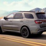 Precio inicial: $53,515
Aunque el Dodge Durango R/T Plus 2026 supera el umbral de los $30,000, se considera una excelente opción para aquellos que buscan un SUV de tres filas con una gran capacidad de remolque y un motor potente. El Durango R/T Plus está equipado con un motor V8 de 360 caballos de fuerza, y para 2026, ofrece una versión más asequible sin sacrificar el lujo y las características de rendimiento. Con características premium como asientos de cuero con calefacción y ventilación, techo solar eléctrico y tecnología de seguridad adaptativa, el Durango R/T Plus es ideal para familias que necesitan un SUV grande y robusto con una excelente relación calidad-precio.