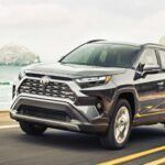 El Toyota RAV4 es uno de los SUV más vendidos y no es difícil ver por qué. Su fiabilidad es legendaria y se encuentra regularmente en listas de vehículos que más probabilidades tienen de alcanzar las 200,000 millas. Además, su excelente economía de combustible lo convierte en una opción muy atractiva para los jubilados que buscan reducir los costos de operación. Aunque no es un SUV llamativo, el RAV4 ofrece lo que los jubilados valoran más: confiabilidad. Las piezas son fácilmente disponibles y asequibles cuando se necesita mantenimiento, lo que lo convierte en una opción económica y sencilla para los años venideros.