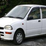 Subaru es una marca conocida por sus vehículos todoterreno, y sus modelos con tracción integral (AWD) han sido muy populares entre los conductores de áreas rurales o montañosas. A pesar de sus características únicas, como los motores bóxer inspirados en la aviación, Subaru utiliza componentes estándar en muchos de sus modelos, lo que facilita encontrar piezas de repuesto asequibles. Además, los autos de Subaru son conocidos por su durabilidad, y muchos conductores informan que sus vehículos superan los 200,000 kilómetros sin problemas. Aunque algunos de sus modelos pueden ser más caros debido a sus características de AWD, la marca sigue siendo accesible en comparación con otras marcas de su segmento.