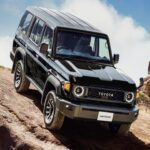 Precio inicial: $85,000

El Toyota Land Cruiser 70 es un modelo que ha resistido el paso del tiempo gracias a su fuerza y durabilidad. Sin embargo, es un modelo bastante anticuado en términos de tecnología, lo que lo coloca en una posición difícil frente a competidores más modernos. Aunque es ideal para quienes buscan un vehículo robusto para terrenos difíciles, las carencias tecnológicas y la falta de actualizaciones pueden resultar frustrantes para los compradores más exigentes. Además, su bajo rendimiento de combustible y la falta de comodidades modernas son factores a tener en cuenta si buscas un SUV más versátil.