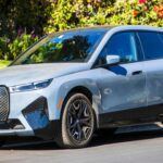 El BMW iX 2024 es un SUV eléctrico de lujo que destaca por su fiabilidad y sus potentes características. Con versiones como el xDrive50 que ofrece 494 km de autonomía y el iX M60 con 476 km y 610 CV, el iX es una excelente opción para quienes buscan un SUV premium eléctrico. Con una puntuación de 79/100 en calidad y fiabilidad otorgada por JD Power, este modelo ha tenido solo cuatro llamadas a revisión, lo que lo coloca como uno de los vehículos eléctricos más confiables de su segmento. Además, con la promoción de Electrify America, los compradores pueden disfrutar de dos años de carga gratuita, lo que lo convierte en una opción muy atractiva.