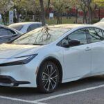 Uno de los puntos que históricamente había sido la gran ventaja de Toyota es su fiabilidad. Sin embargo, los modelos más nuevos, como el Prius o el Tacoma 2023-2025, han empezado a recibir críticas por una calidad de construcción inferior. Los propietarios han reportado problemas como fallos prematuros en el motor, bombas de agua defectuosas y fallos en los rodamientos de las ruedas, lo que podría hacer que los costos de mantenimiento aumenten. Estos problemas pueden ser una gran sorpresa para quienes esperan la durabilidad tradicional de la marca, y podrían generar más visitas al taller y reparaciones inesperadas.