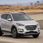 El Hyundai Tucson 2015 marcó un antes y un después para la marca surcoreana, alcanzando una puntuación de fiabilidad de 86 sobre 100. Este SUV compacto es conocido por su durabilidad, con motores de 2.0 y 2.4 litros que demostraron ser fiables y fáciles de mantener. La calidad de los materiales en su interior y su diseño práctico contribuyeron a su gran longevidad. Además, la garantía extendida de Hyundai en ese modelo ofreció a los propietarios una tranquilidad adicional. A pesar de ser un modelo de 2015, el Tucson sigue siendo una opción popular para aquellos que buscan un SUV de lujo de segunda mano, con bajo coste de mantenimiento y una alta fiabilidad.