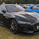 El Jaguar F-Type 2020 es la mezcla perfecta de elegancia británica y rendimiento de alto nivel. Con una gama de motores, incluido un potente V8, el F-Type ofrece una conducción ágil y divertida, sin importar el tipo de carretera. Su dirección precisa y su manejo fluido lo hacen ideal tanto para la ciudad como para carreteras sinuosas.

El interior del F-Type es un ejemplo de lujo y tecnología, con asientos cómodos y un sistema de infoentretenimiento intuitivo que mejora la experiencia de conducción. A pesar de ser un deportivo de alto rendimiento, el F-Type se muestra cómodo y práctico para el uso diario, ofreciendo un equilibrio perfecto entre estilo, confort y velocidad.